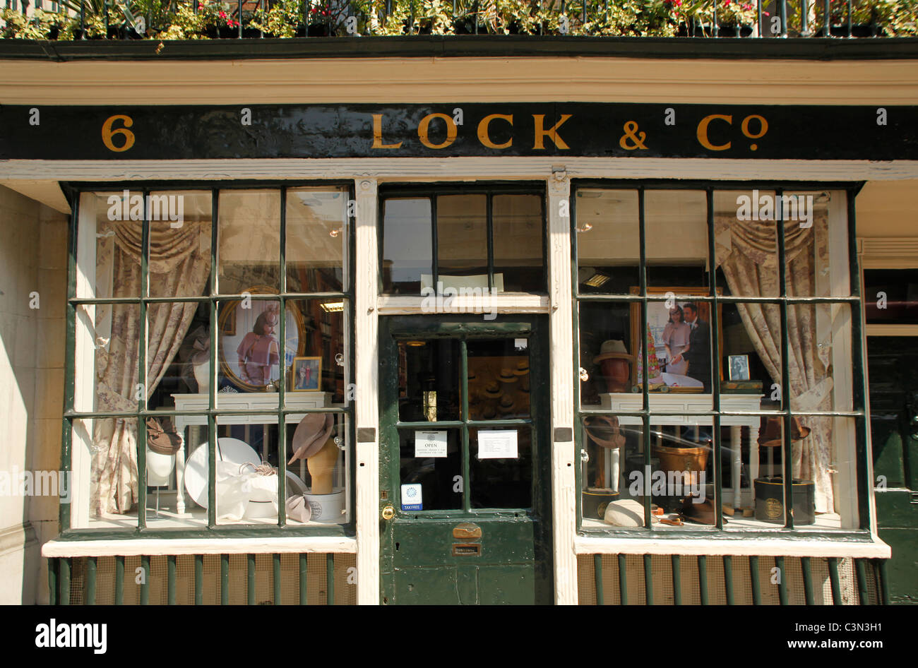 James Lock & Co famoso hatters in St James London Foto Stock