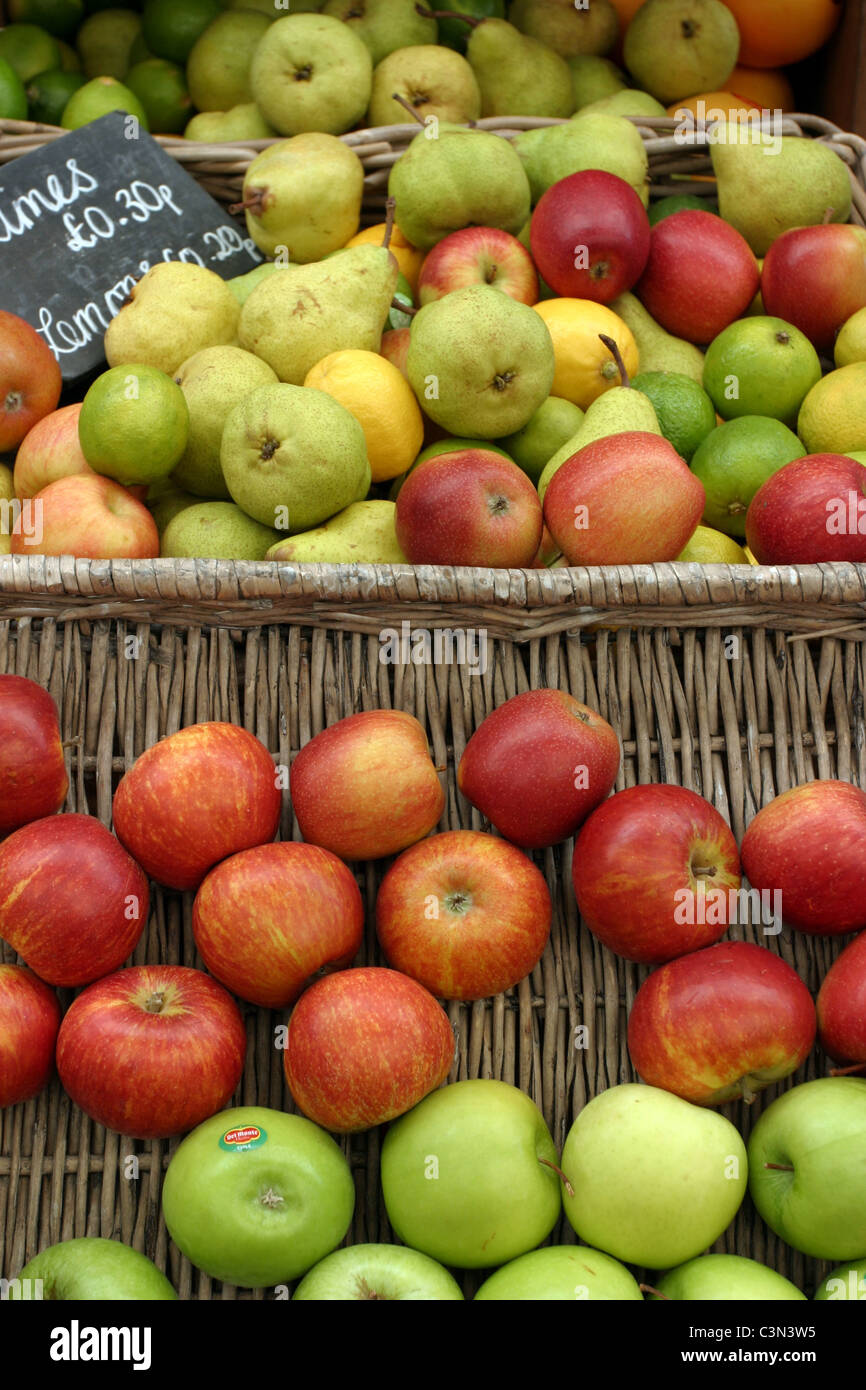 Le mele e le pere sul display in un fruttivendolo Foto Stock