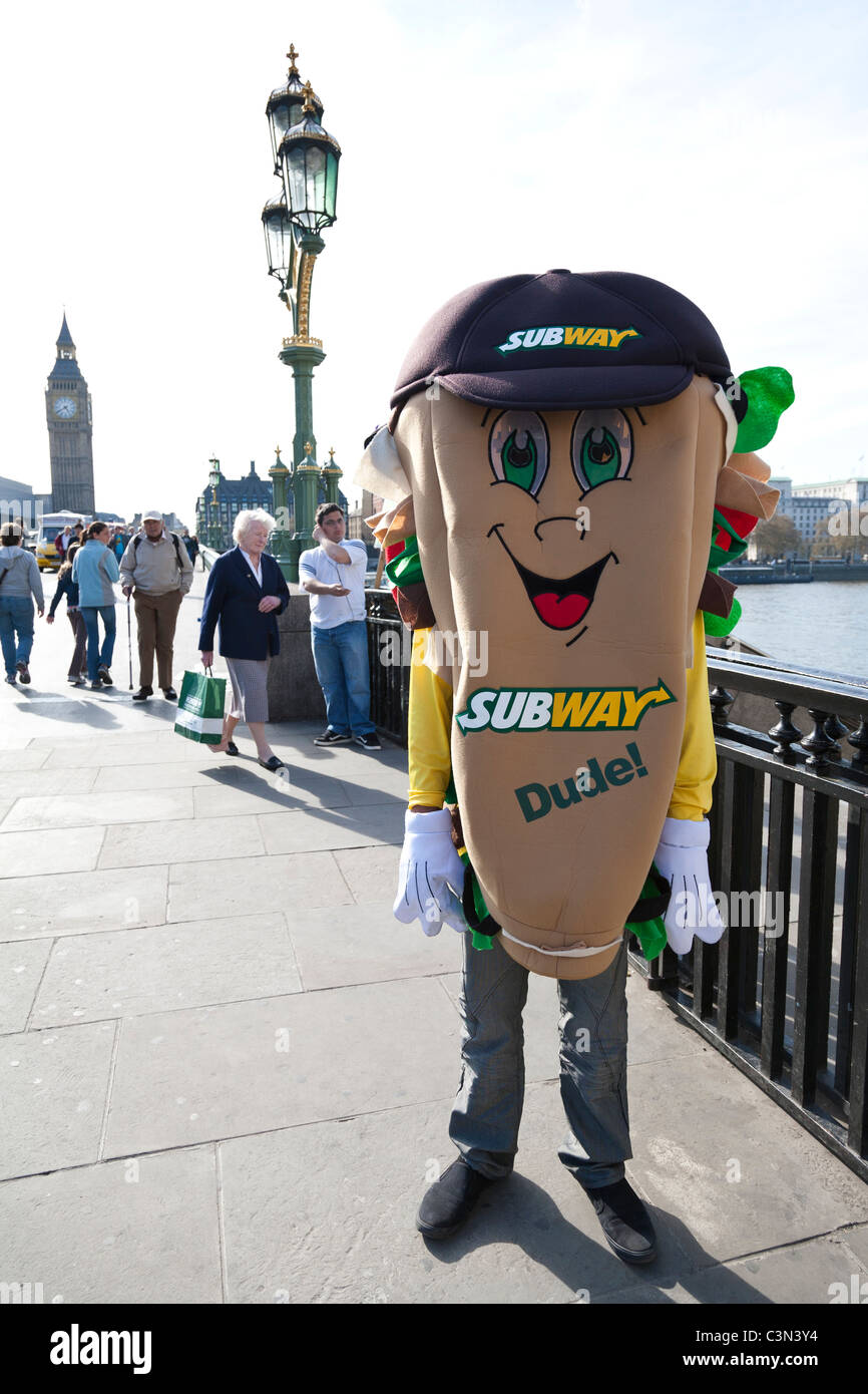 Camminando inserzione' uomo indossa un costume di pubblicità, vestito come  un panino con il Big Ben in background Foto stock - Alamy