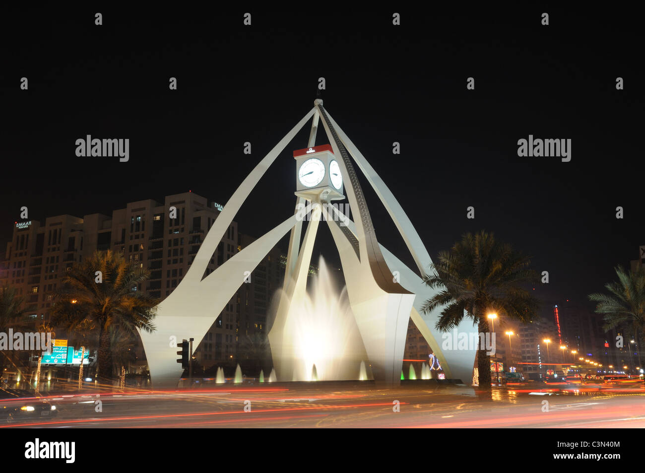 Orologio da torre rotonda in Dubai Emirati Arabi Uniti. Foto Stock