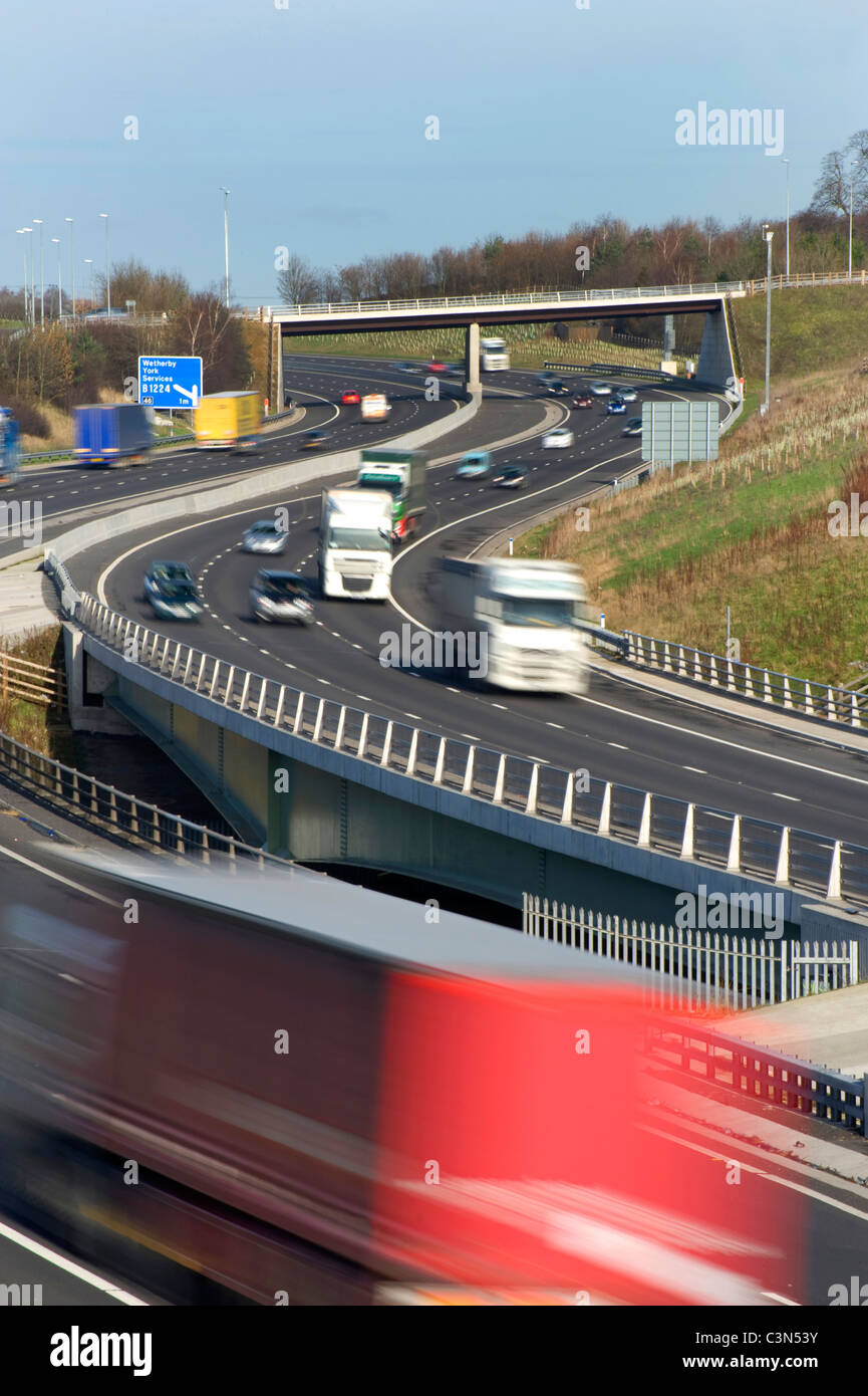 I veicoli che viaggiano sulla A1/M autostrada vicino a Leeds Yorkshire Regno Unito Foto Stock