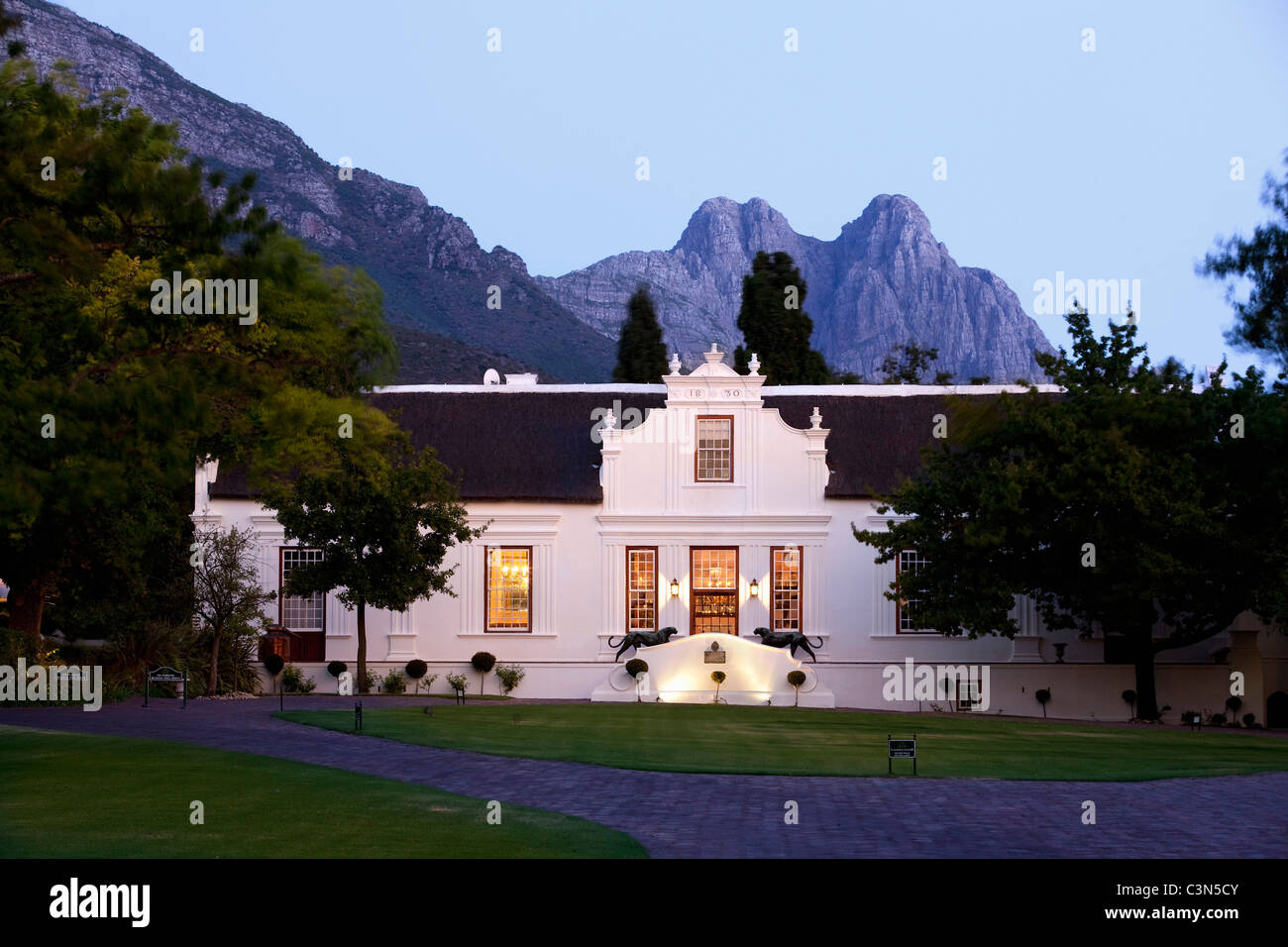 Sud Africa, Western Cape, Stellenbosch. Hotel e wine estate Lanzerac. Il tramonto. Foto Stock