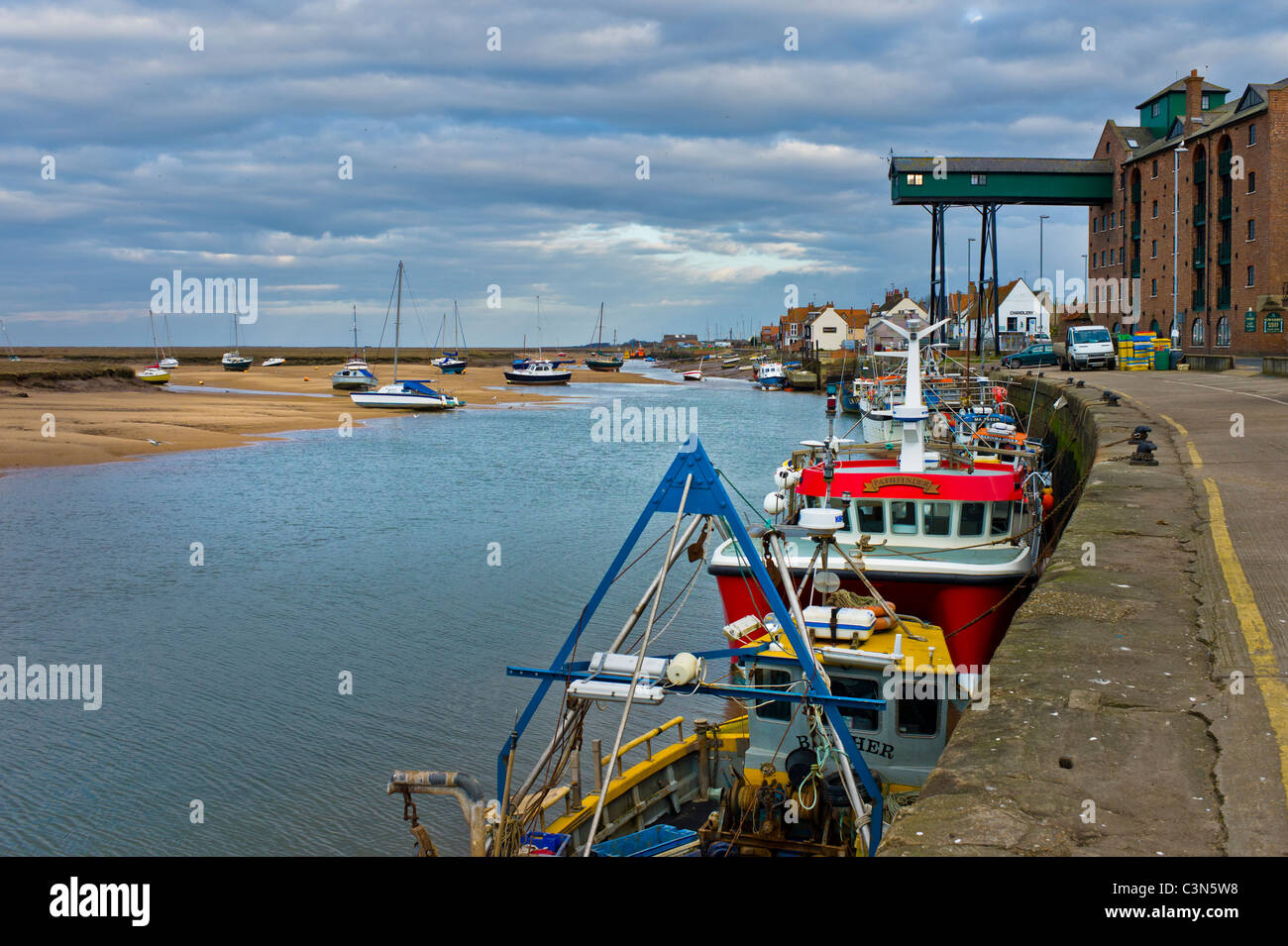 Barche da pesca accanto alla parete del porto, Pozzi accanto al mare, Norfolk Foto Stock
