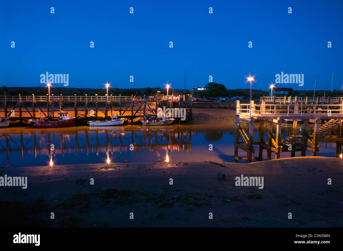 Barche da pesca Ormeggiato sul fiume Rother Di notte la segala Harbor East Sussex England Foto Stock