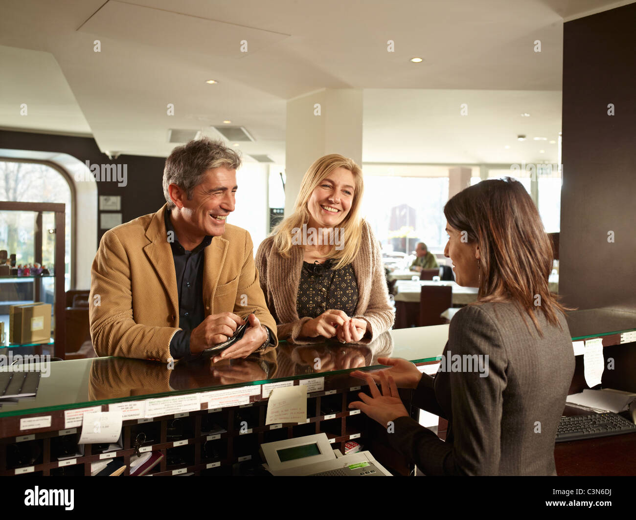 Coppia senior controllo in un hotel Foto Stock