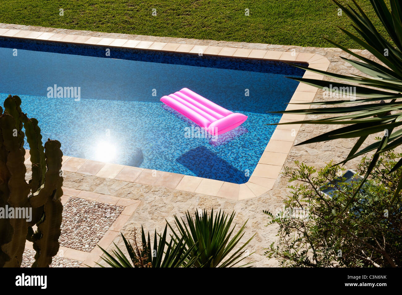 Un Lilo galleggianti in un pool Foto Stock