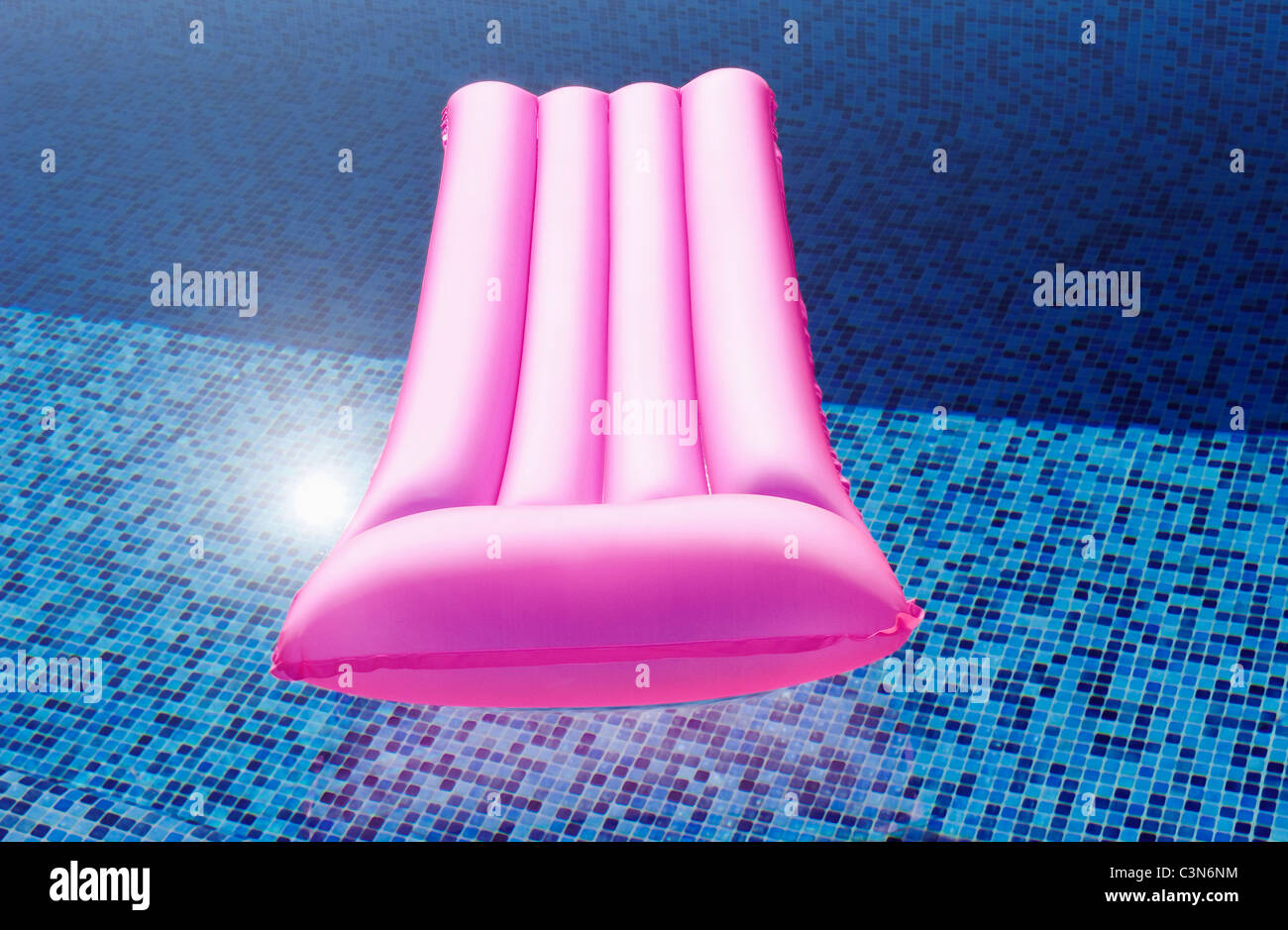 Un Lilo galleggianti in un pool Foto Stock