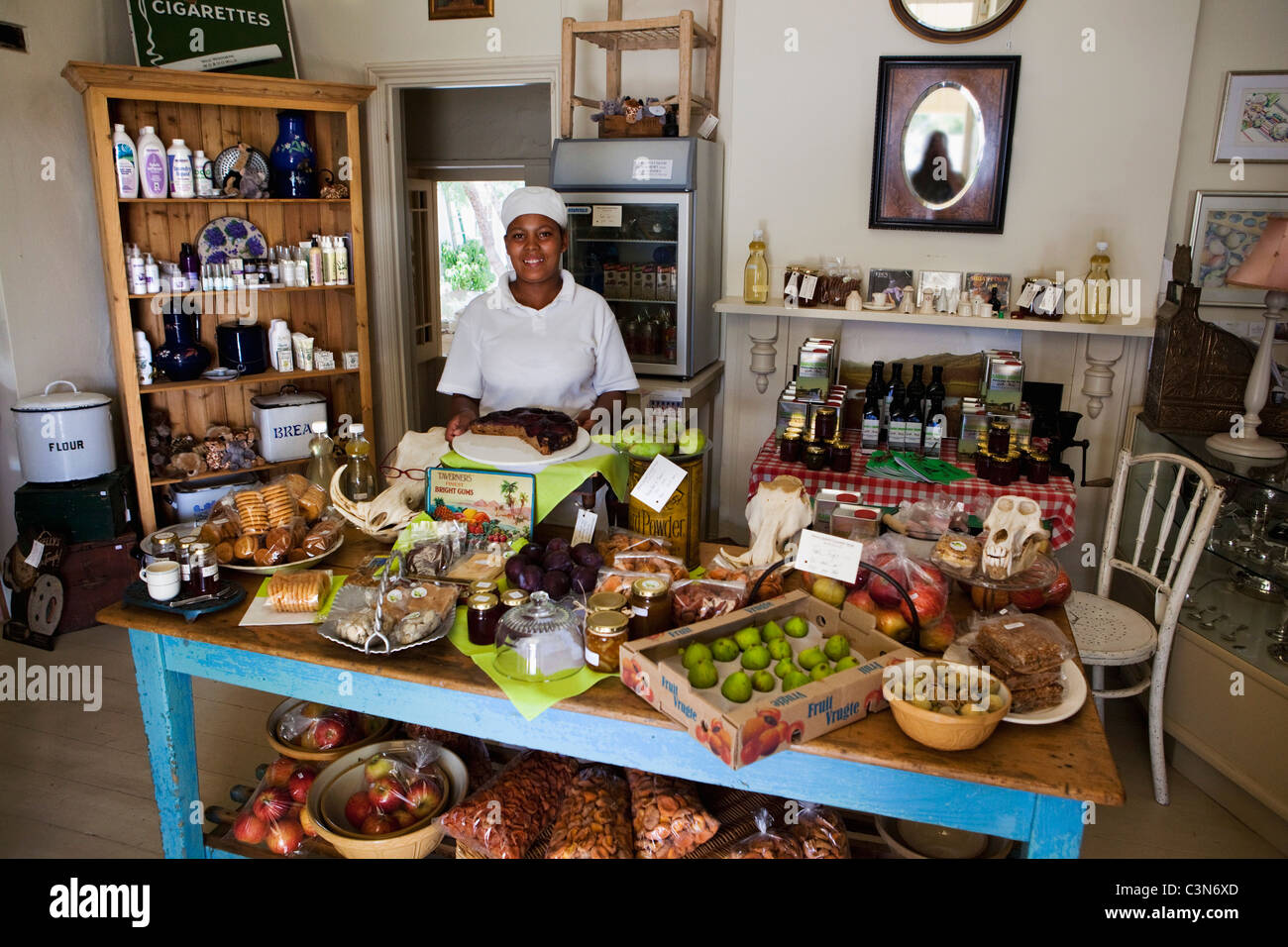 Sud Africa, Western Cape, Prince Albert, la cameriera che mostra in Prince Albert Paese Store. Foto Stock