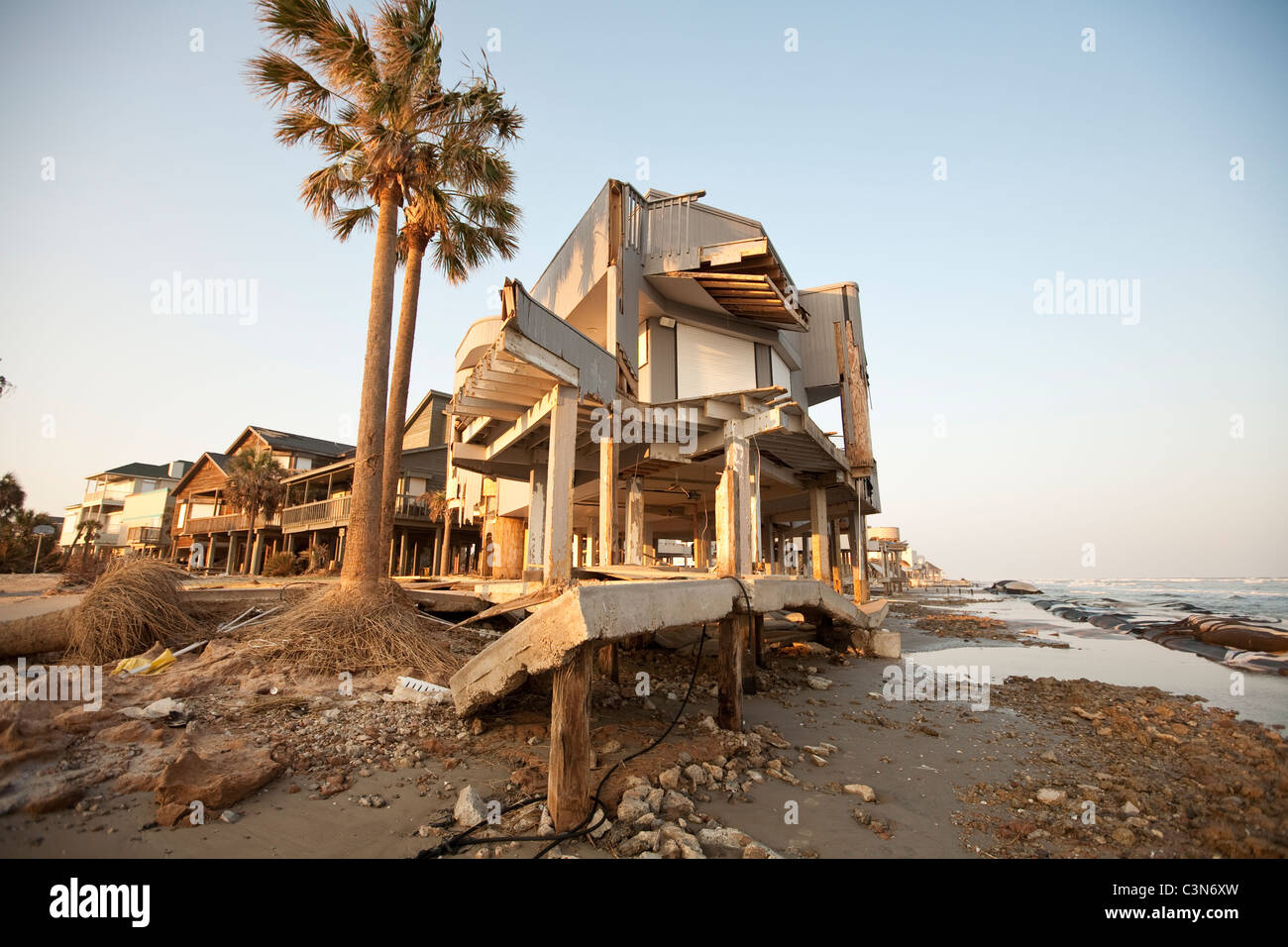 Galveston, Texas 25 settembre 2008: Le case danneggiate dall'uragano Ike siedono in riparazione sulla costa del Golfo. ©Bob Daemmrich Foto Stock