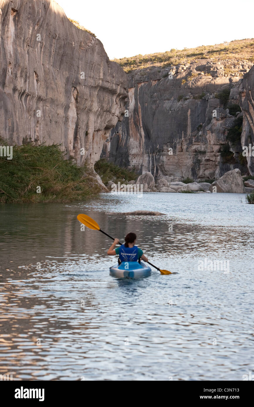 Rientrano in kayak sul fiume Pecos nella parte sud-ovest della Val Verde County, Texas, sulla parte superiore raggiunge del Lago Amistad. Foto Stock