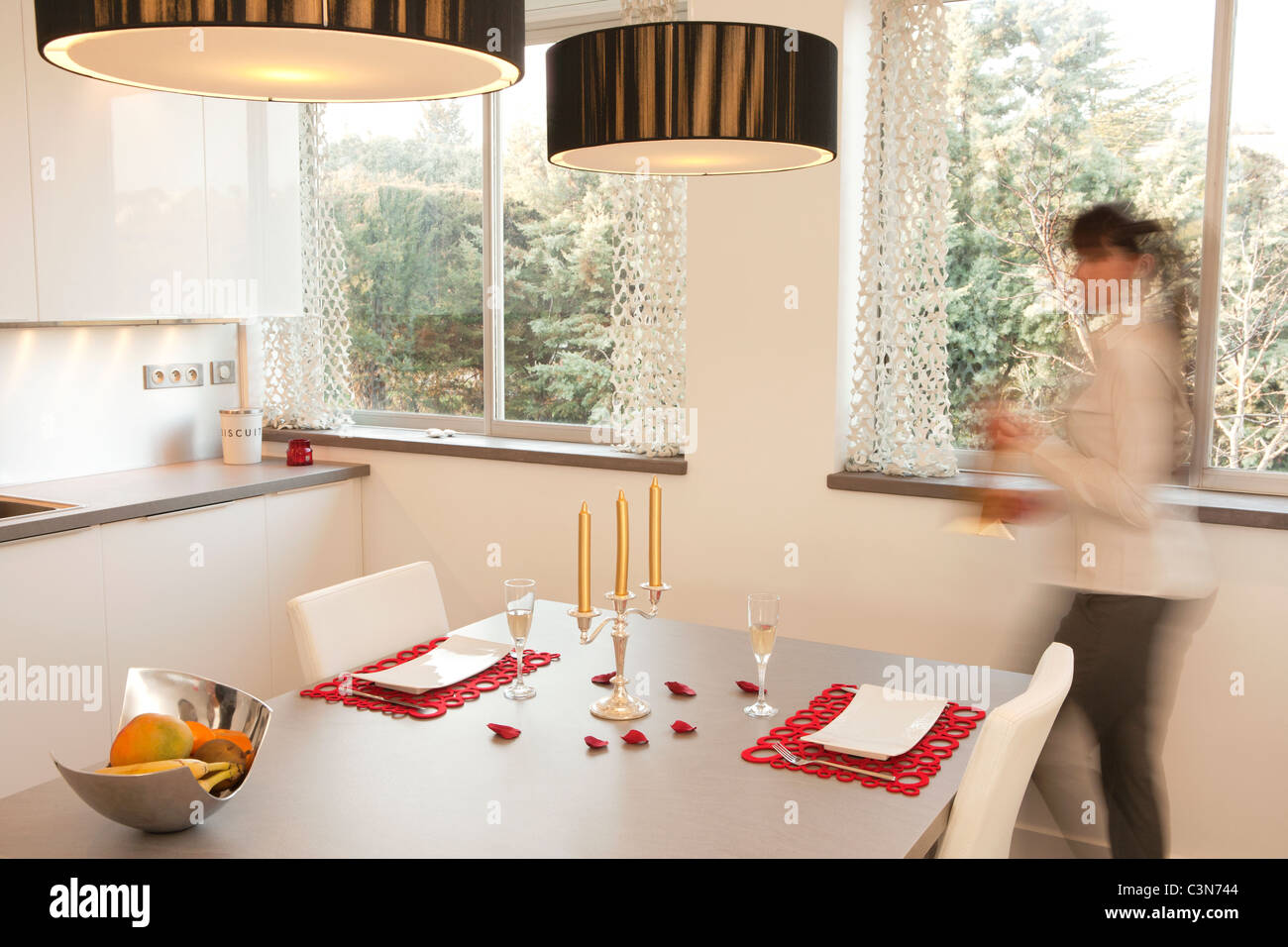 Donna preparare una cena a lume di candela Foto Stock