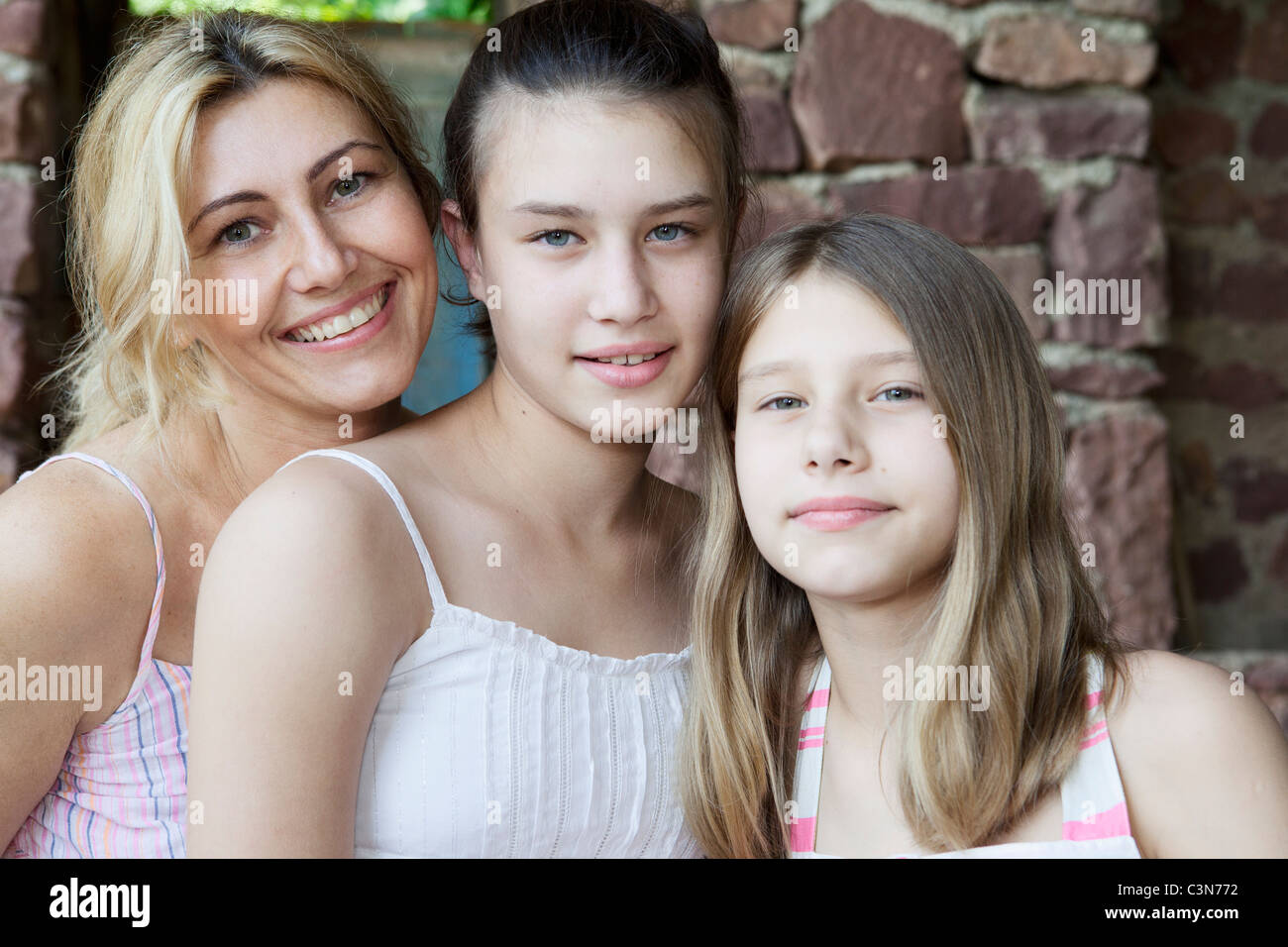 La madre e le figlie alla fotocamera Foto Stock