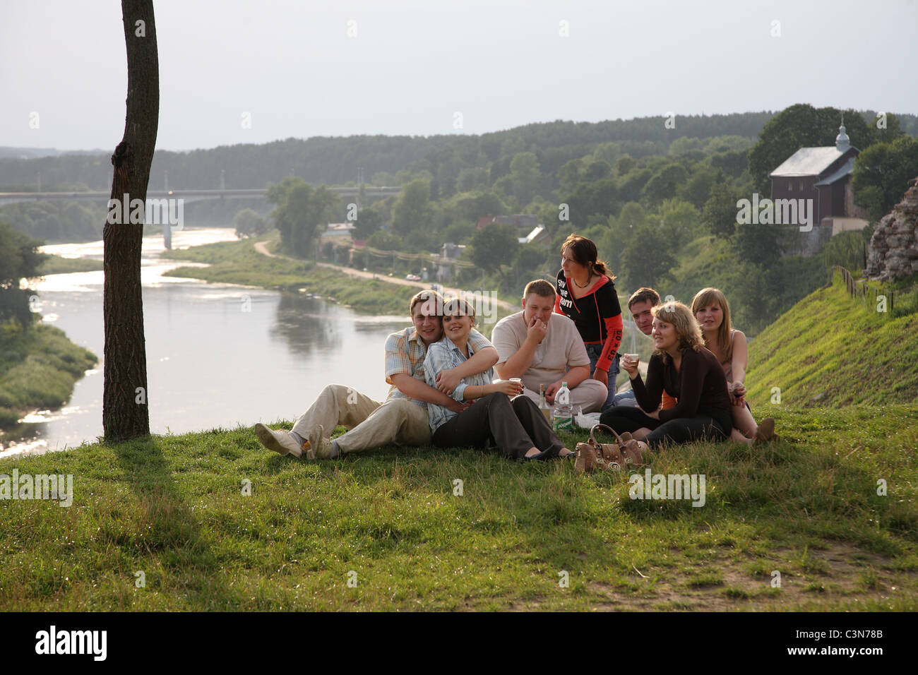 I giovani presso il fiume Neman, Hrodna, Bielorussia Foto Stock