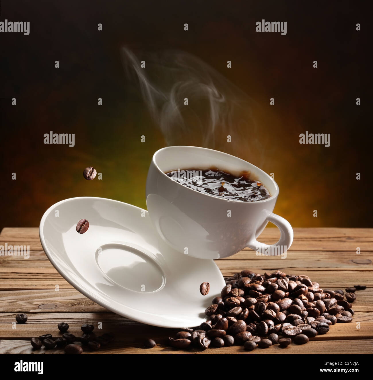 La caduta di tazza di caffè sul tavolo Foto Stock