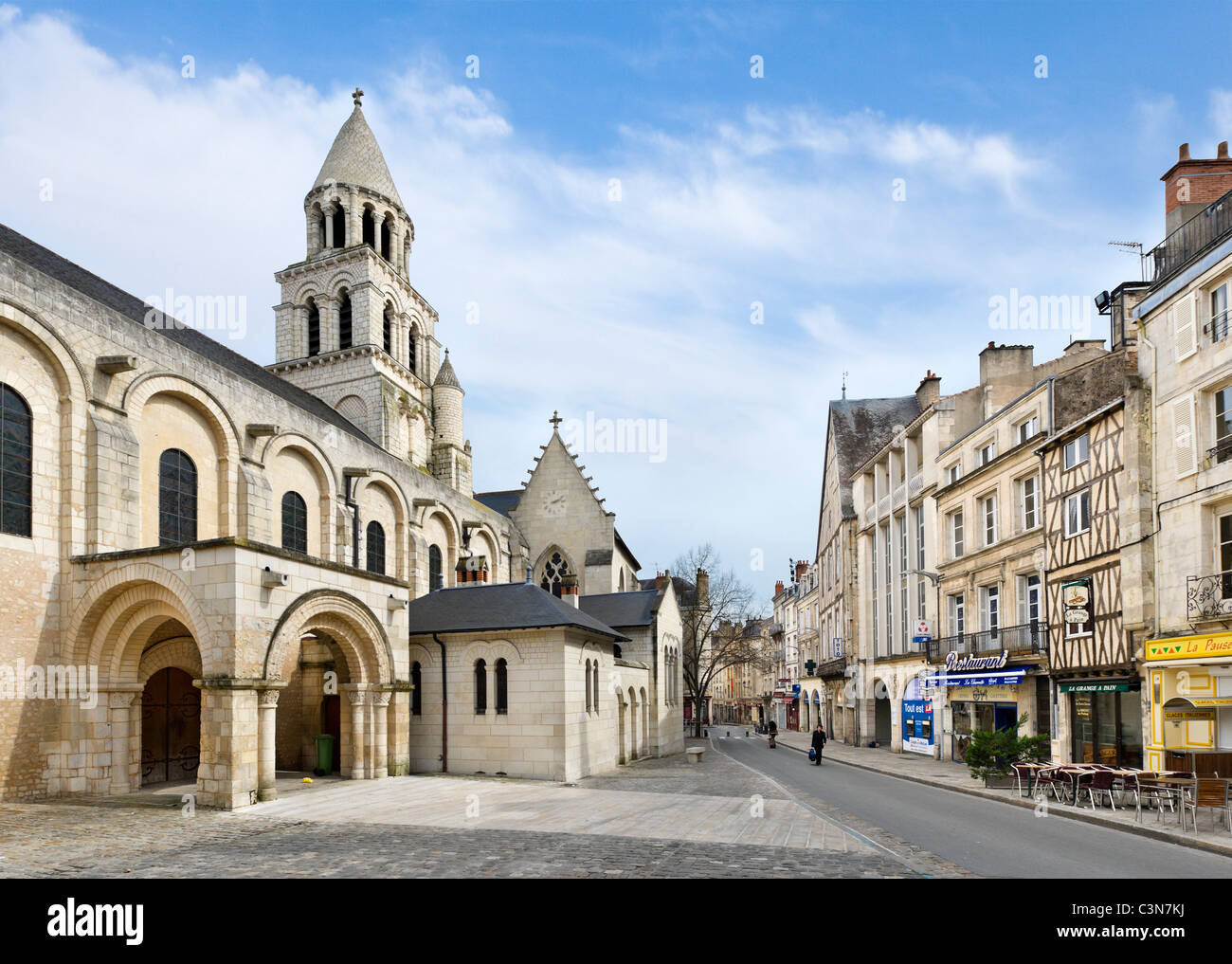 Il centro della città con la chiesa di Notre-Dame-la-Grande a sinistra, Place Charles de Gaulle, Poitiers, Poitou Charentes, Francia Foto Stock