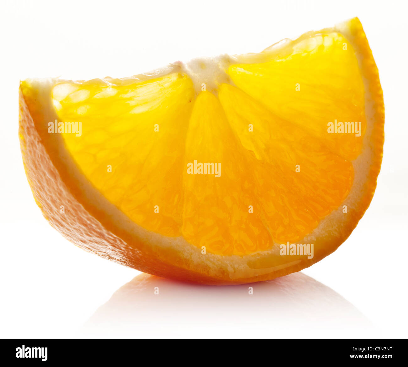 Fetta di colore arancione su sfondo bianco. Foto Stock