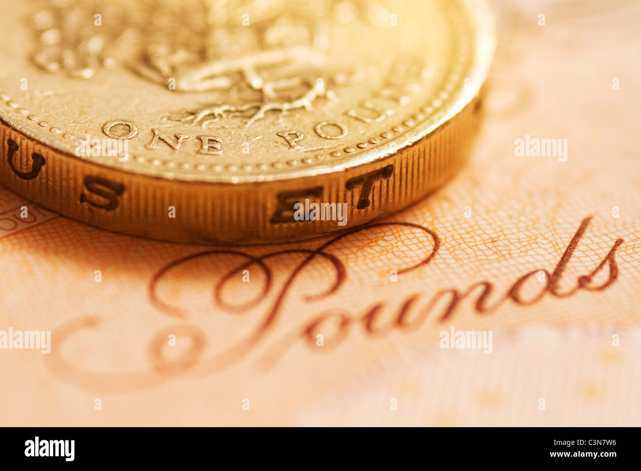 In prossimità di una sterlina inglese una sterlina moneta su un 10 pound nota Foto Stock