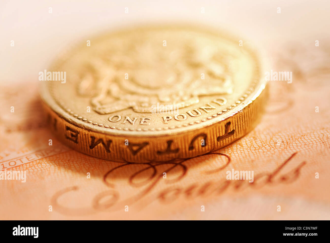 In prossimità di una sterlina inglese una sterlina moneta su un 10 pound nota Foto Stock