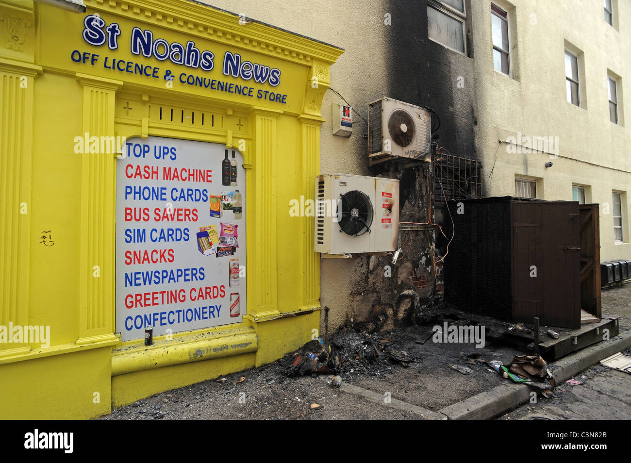 I danni di un incendio di una parete e le unità aria condizionata dopo alcuni scomparti erano impostati sul fuoco accanto a San Noahs News in Brighton Foto Stock