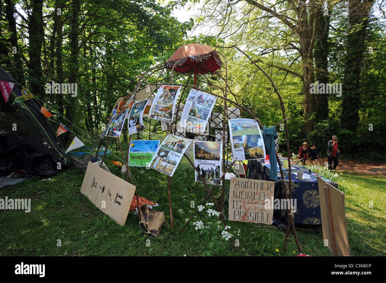 Clima camp impostato nella motivazione della St Anne's school di Lewes - firma nel punto Foto Stock