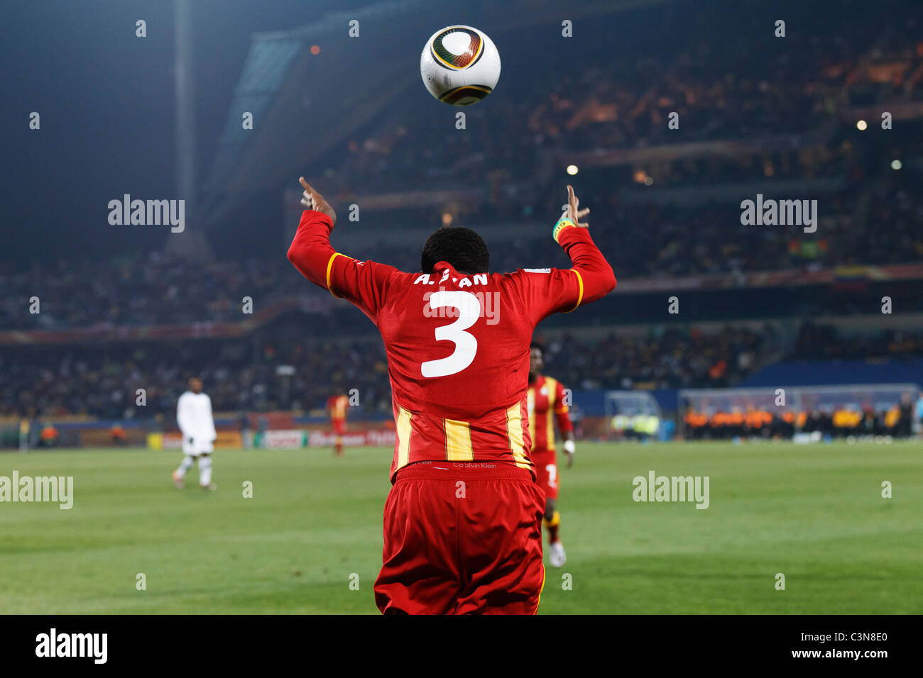 Asamoah Gyan del Ghana prende un tiro in durante la Coppa del Mondo FIFA round di 16 match contro gli Stati Uniti il 26 giugno 2010. Foto Stock