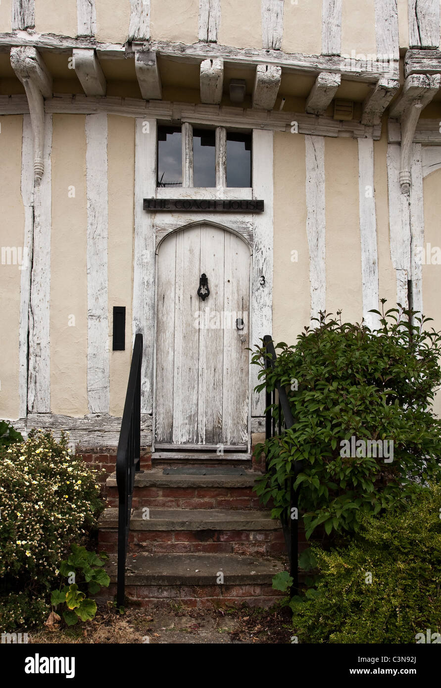 Porta di una casa medioevale a Lavenham, Suffolk Foto Stock