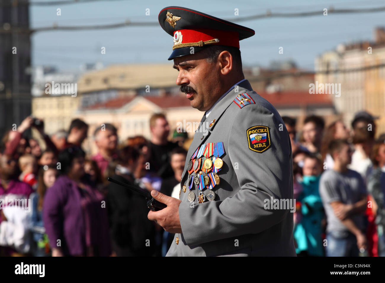 Poliziotto in piena uniforme al Victory Parade. Foto Stock