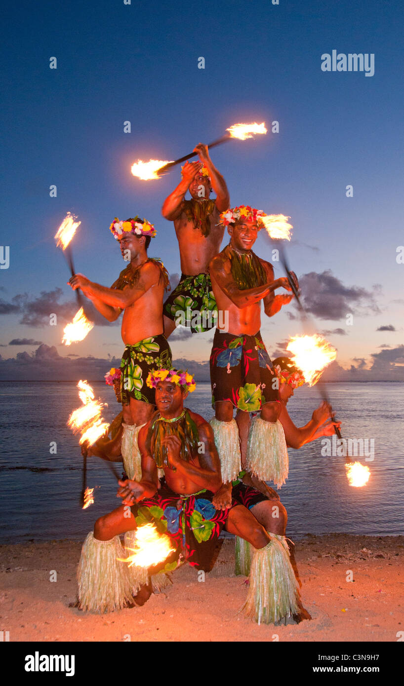 Incendio tradizionali ballerini eseguono. Shangri-La Resort, Coral Coast, isola di Viti Levu, Isole Figi Foto Stock