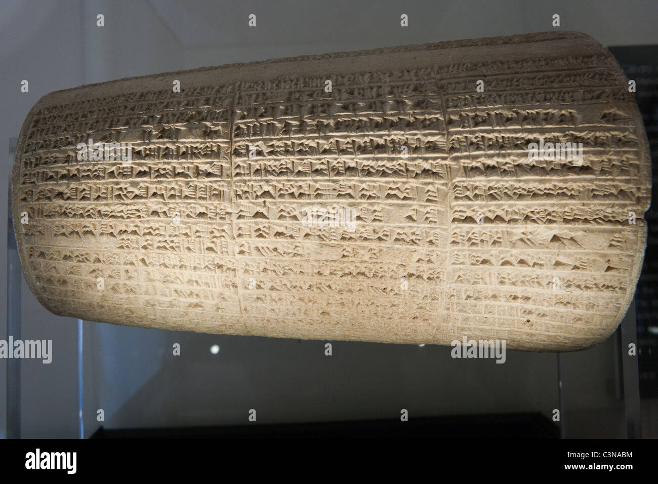 Cilindro inscritto di Nabuchanezar II trovato in Maradda (Iraq meridionale). Periodo Neo-Babylonian. 605-562 E.V. Foto Stock