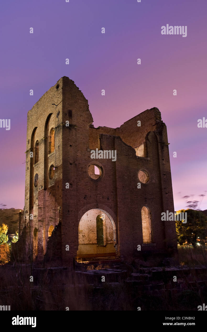 Altoforno rovine al tramonto in Lithgow, Blue Mountains, NSW, Australia Foto Stock