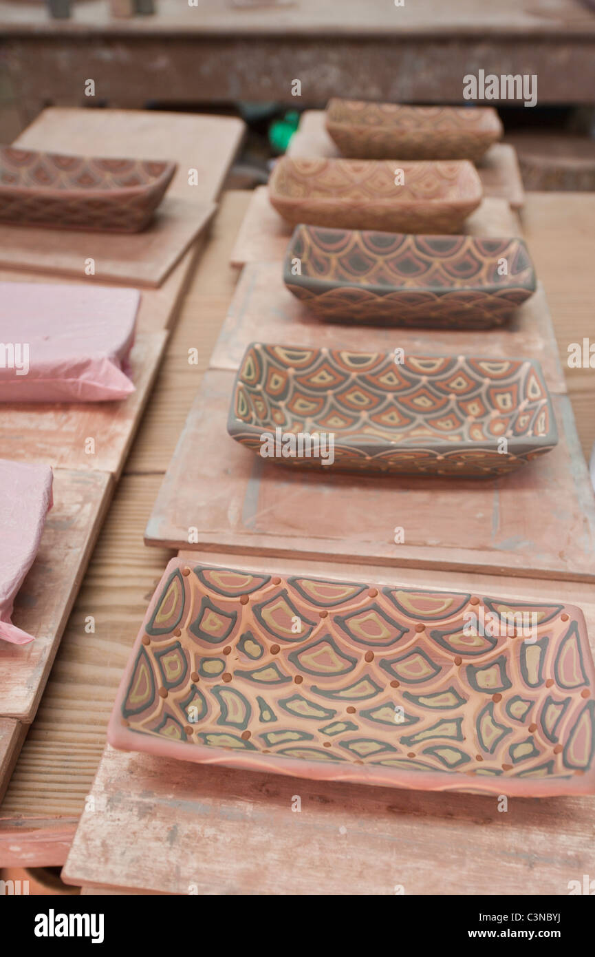 Ceramiche decorate in argilla a Earthworks laboratorio di ceramica studio Barbados fabbrica Barbados, Caraibi. Foto Stock