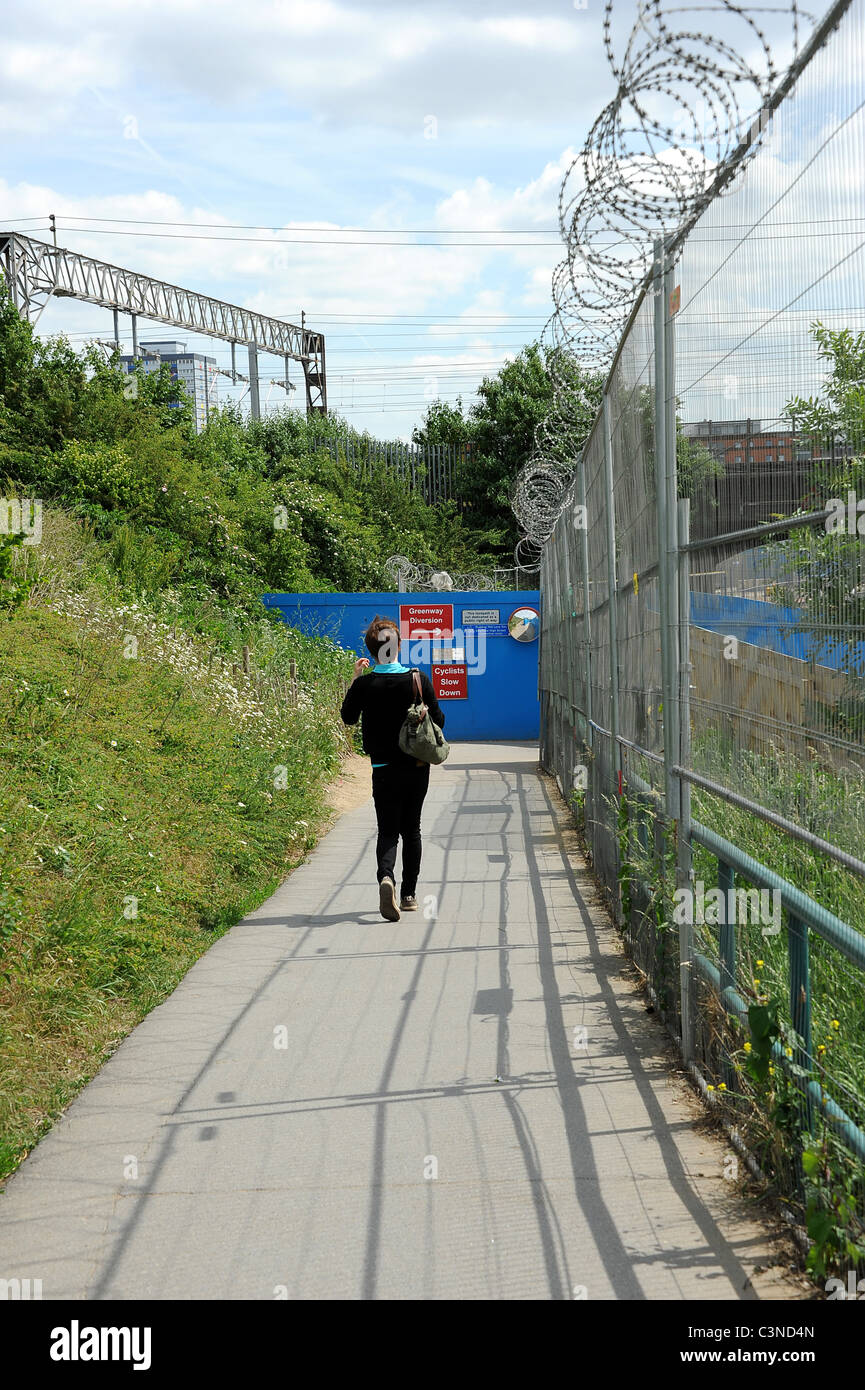 Passerella temporanea da Pudding Mill Lane da e per l'area di visualizzazione del 2012 estate Venue olimpiche, Londra. Foto Stock