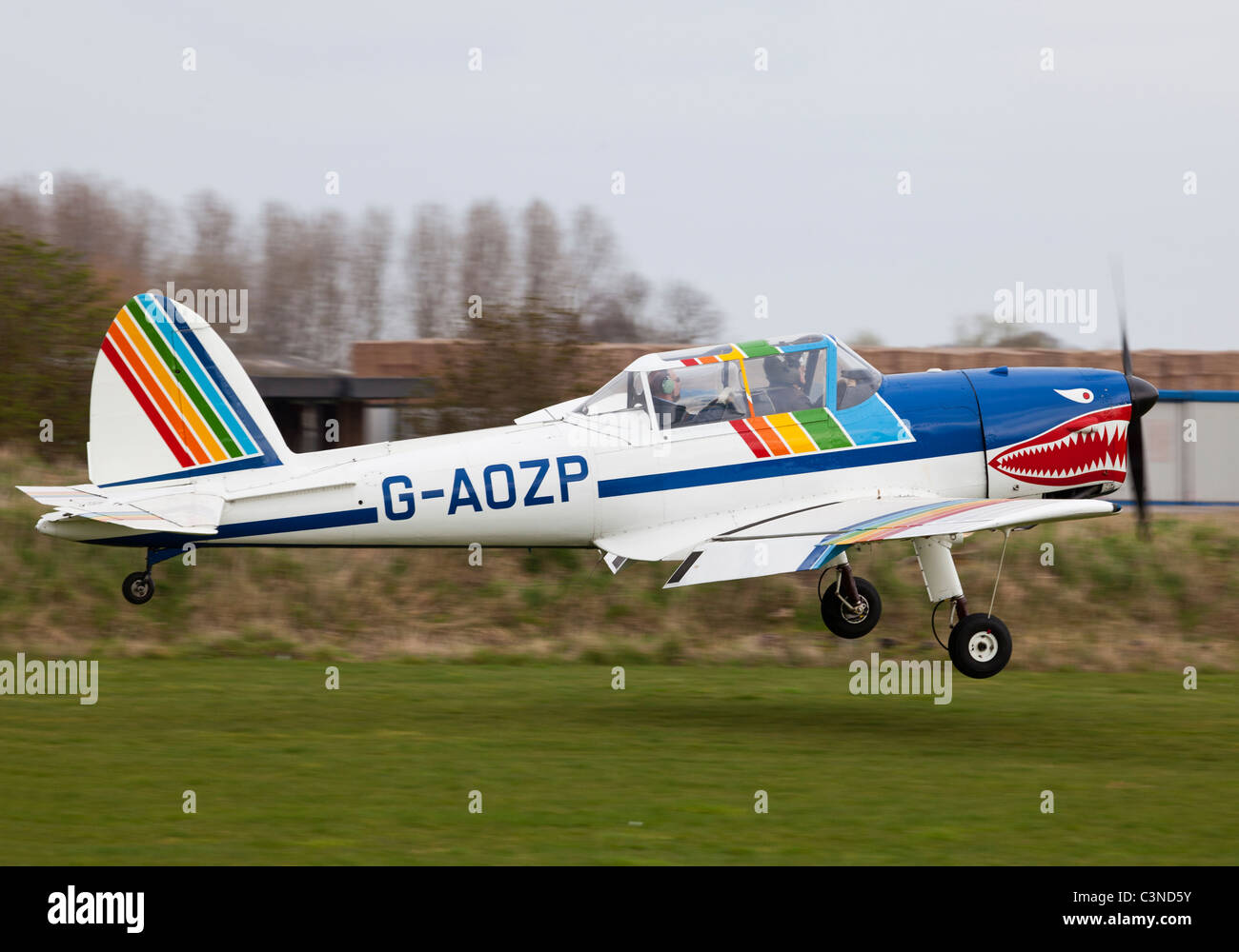 De Havilland (Canada) DHC-1 Scoiattolo striado 22 G-AOZP a Breighton Airfield Foto Stock