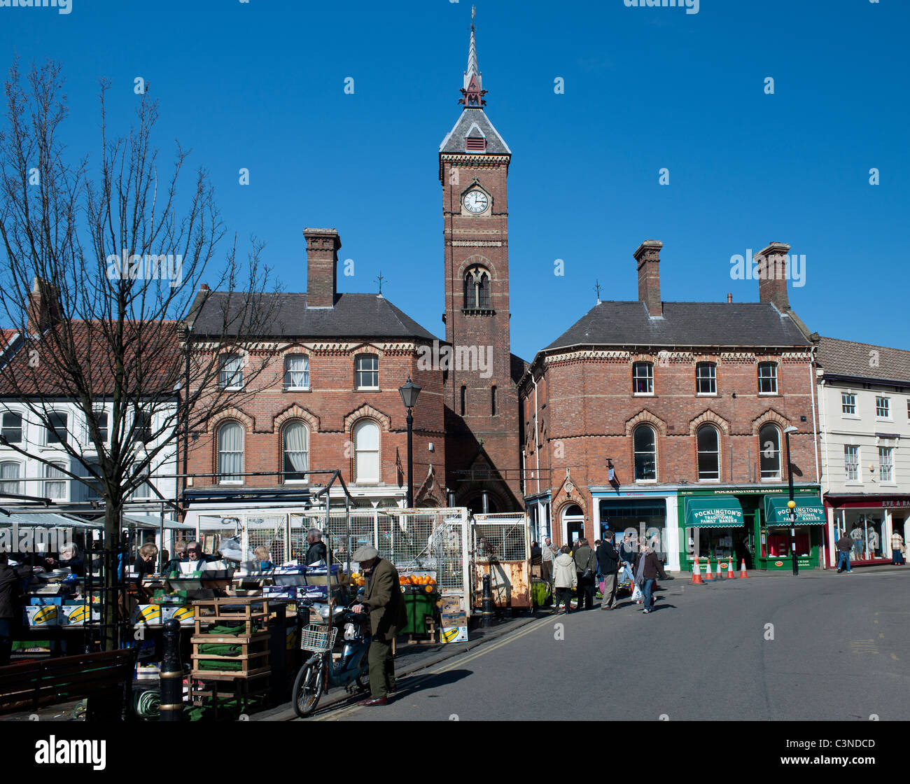 Louth Town Center mostra mercato e mercato coperto, Louth, Lincolnshire, Inghilterra, Regno Unito. Foto Stock