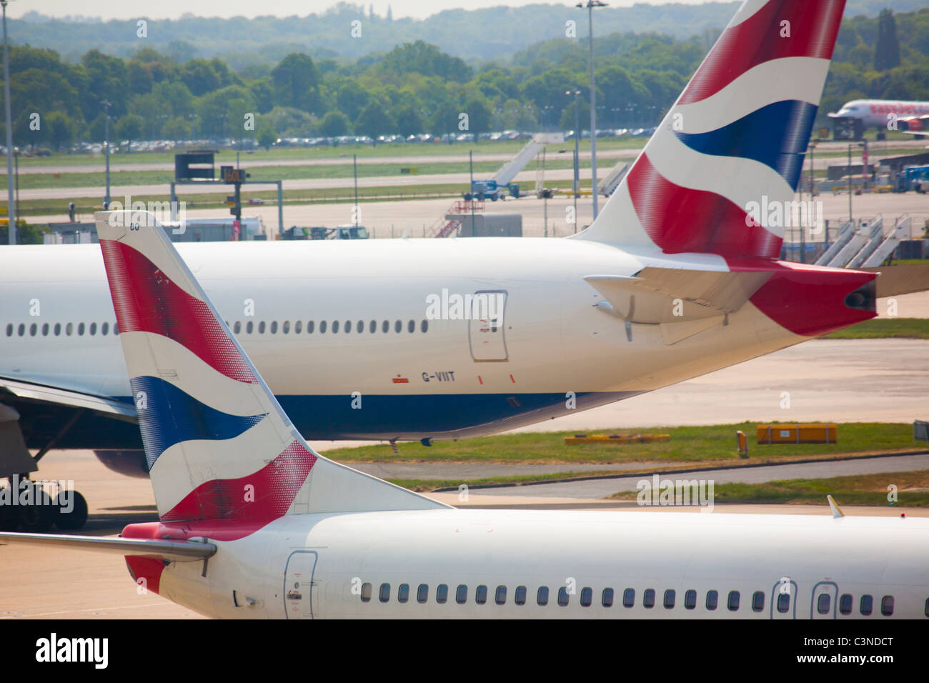 Due British Airways aerei passare sulla pista dell'aeroporto di Gatwick. Foto Stock