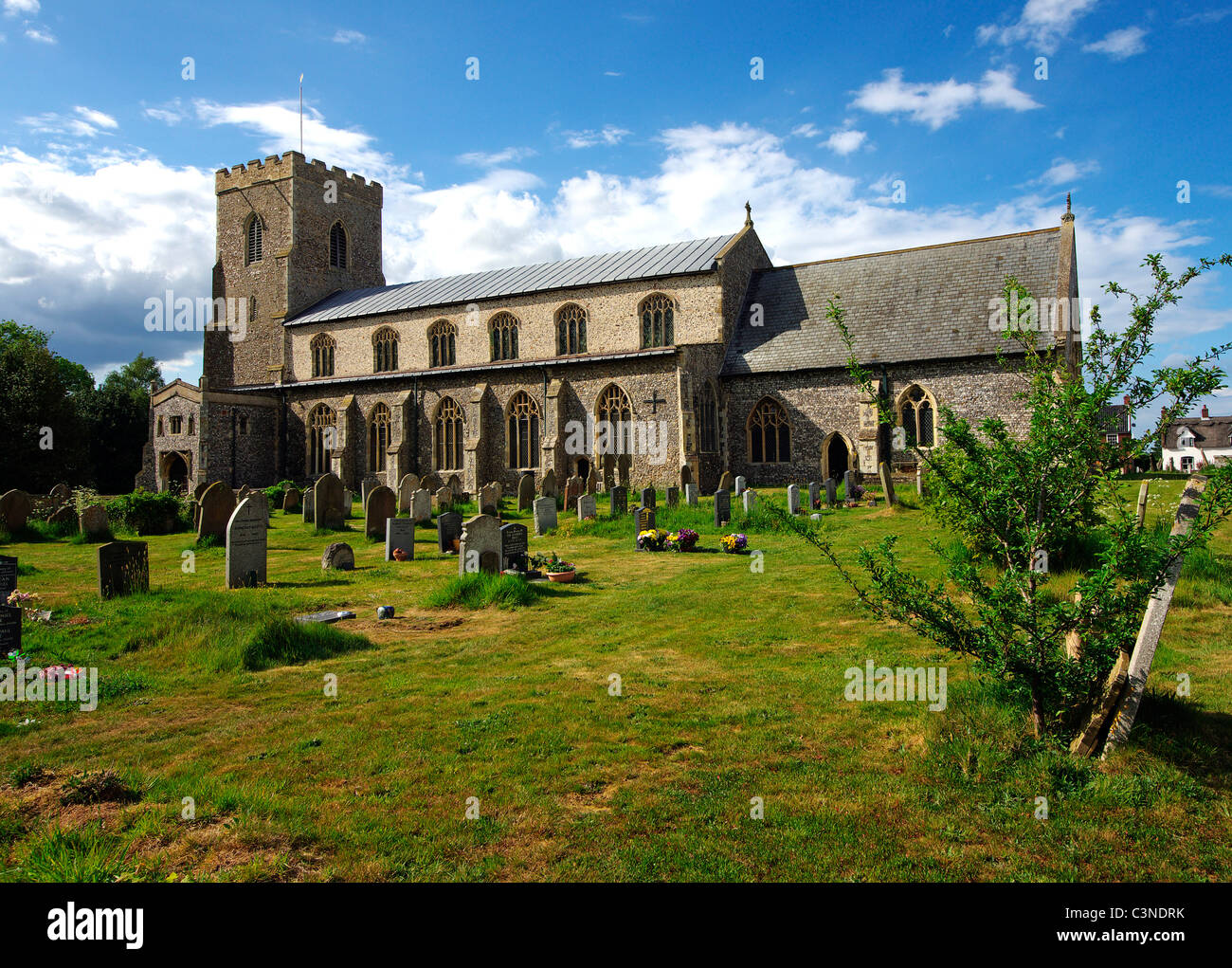 Santa Caterina la chiesa parrocchiale del villaggio di Norfolk di Ludham Foto Stock