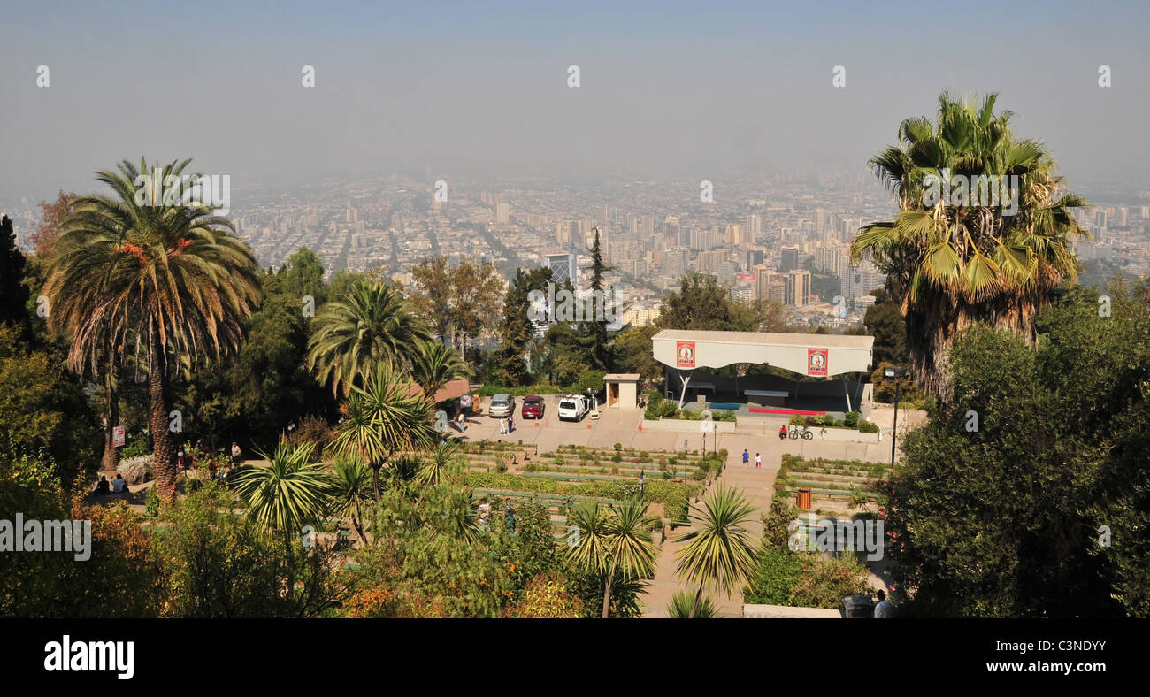 Vista blu da panche sotto Vergine Maria statua del Santuario dell'Immacolata Concezione, la collina di San Cristobal, Santiago del Cile Foto Stock