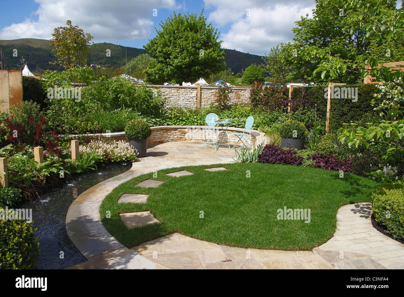Uno dei giardini mostra della RHS Spring Visualizza, Malvern Hereford & Worcestershire, England, Regno Unito Foto Stock