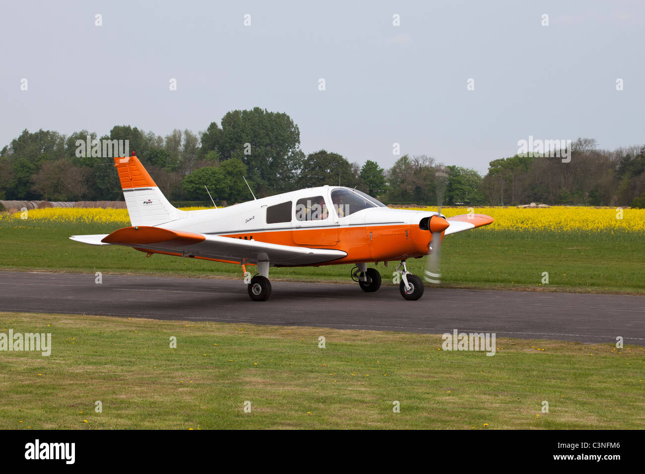 Piper PA-28-140 Cherokee G-BRBW rullaggio lungo via taxi a Breighton Airfield Foto Stock