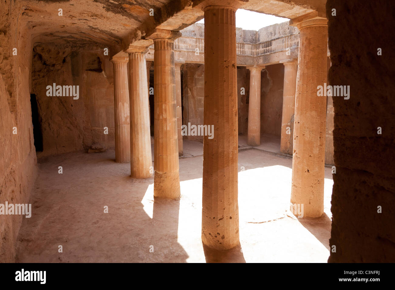 Pilastri all'interno delle Tombe dei Re, Paphos, Cipro Foto Stock