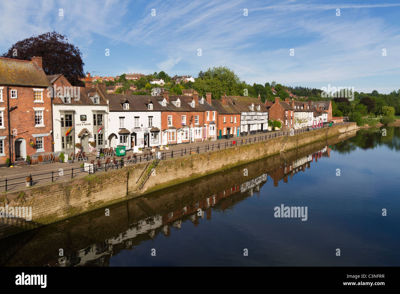 Il fiume frontage in Baja Sardinia Worcestershire Foto Stock