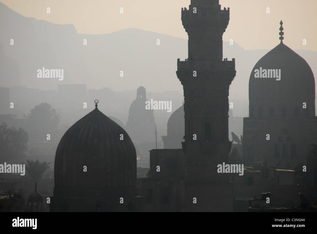 I minareti e le cupole del cimitero a sud del Cairo, avente un gran numero di monumenti Mamluke - Moqattam colline sul retro. Foto Stock