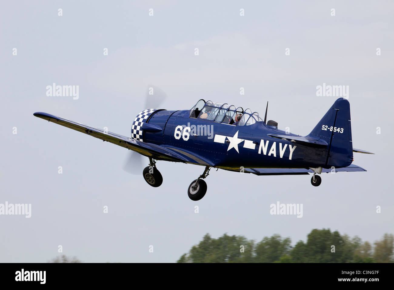 North American T6J Harvard 52-8543 66 Navy G-BUKY il decollo da Breighton Airfield Foto Stock