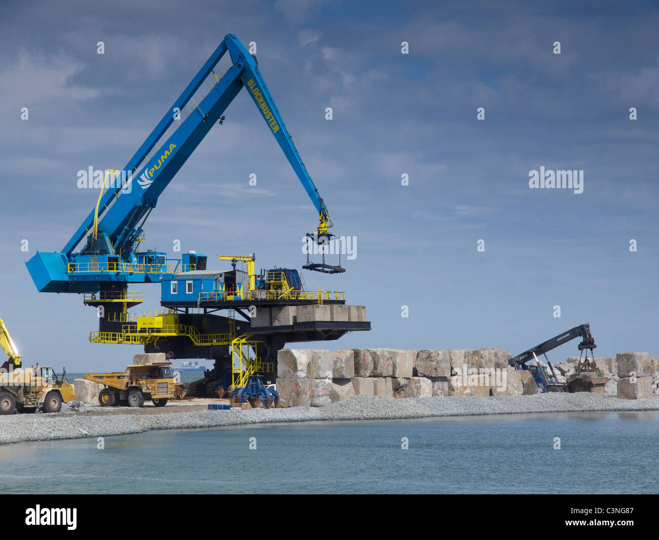 Sito in costruzione di Maasvlakte 2, dove il appositamente blockbuster di gru è utilizzato per realizzare una diga. Rotterdam Paesi Bassi Foto Stock