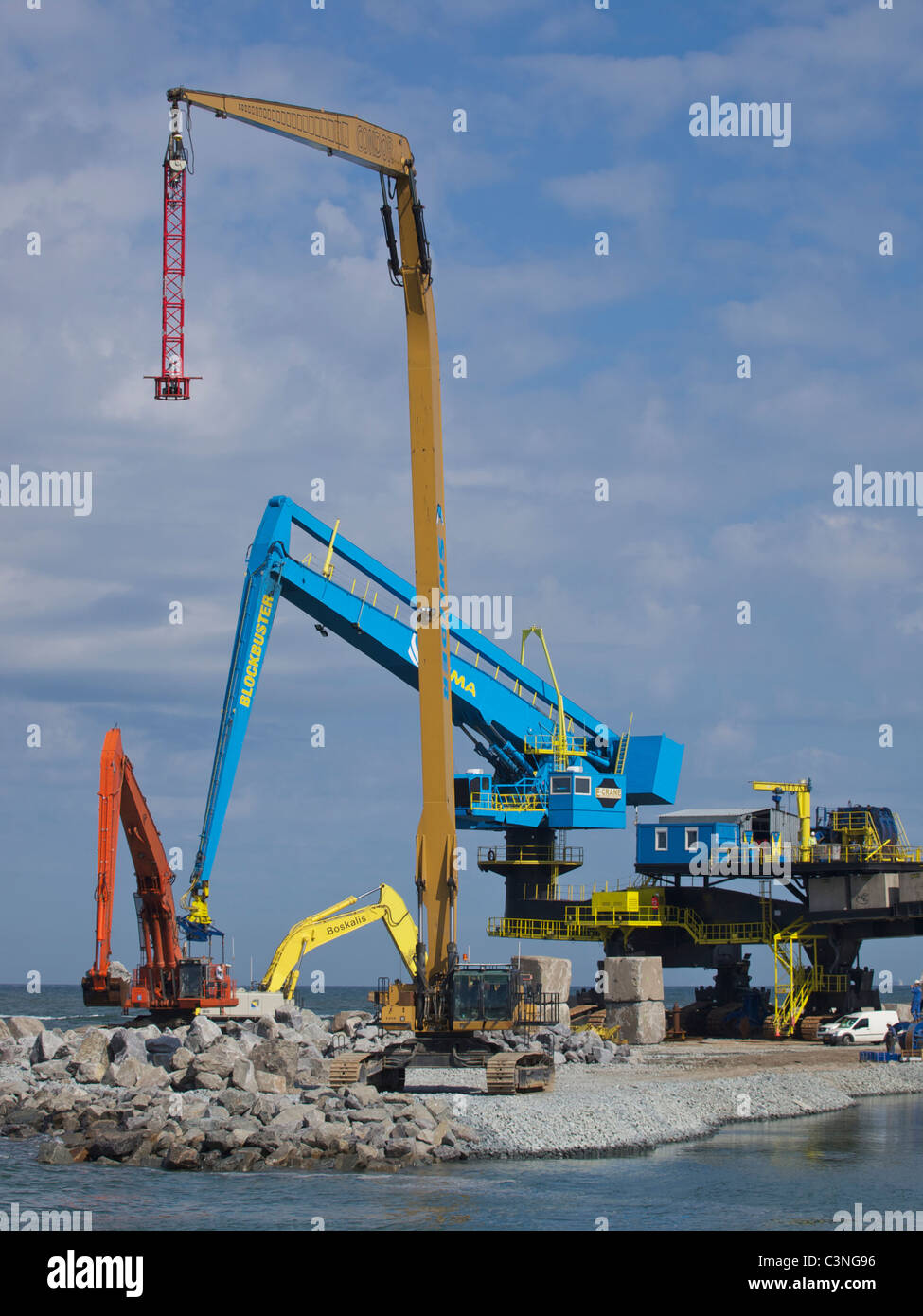 La creazione di nuove terre. Sito in costruzione Maasvlakte 2, dove più gru che vengono utilizzati per realizzare una diga. Porto di Rotterdam, Paesi Bassi Foto Stock
