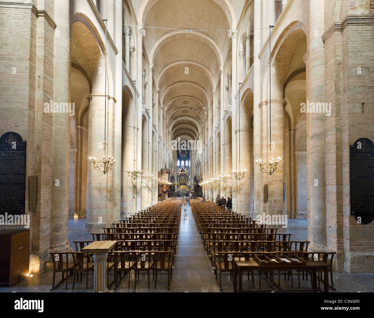 Interno del 12thC romanica Basilica de St Sernin, Toulouse Haute Garonne, Midi Pirenei, Francia Foto Stock