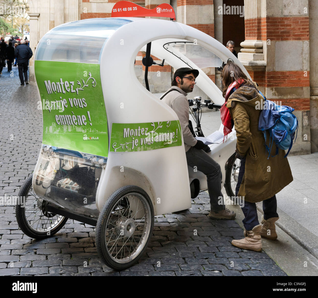 Un ciclo di Cycloville taxi vicino a Place du Capitole, Toulouse Haute Garonne, Midi Pirenei, Francia Foto Stock