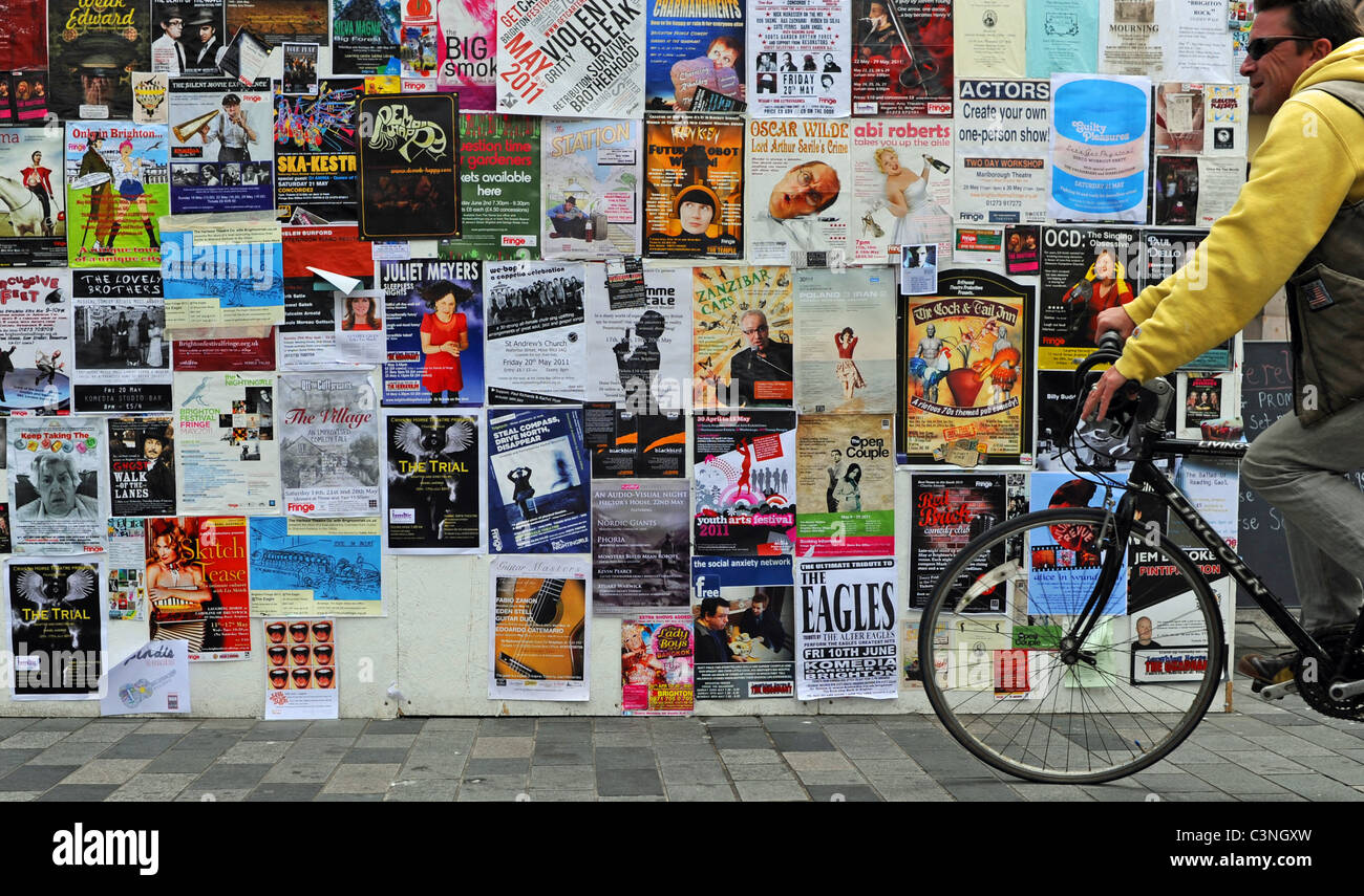 Passando per i volantini del festival di Brighton su un muro nel centro della città del Regno Unito Foto Stock