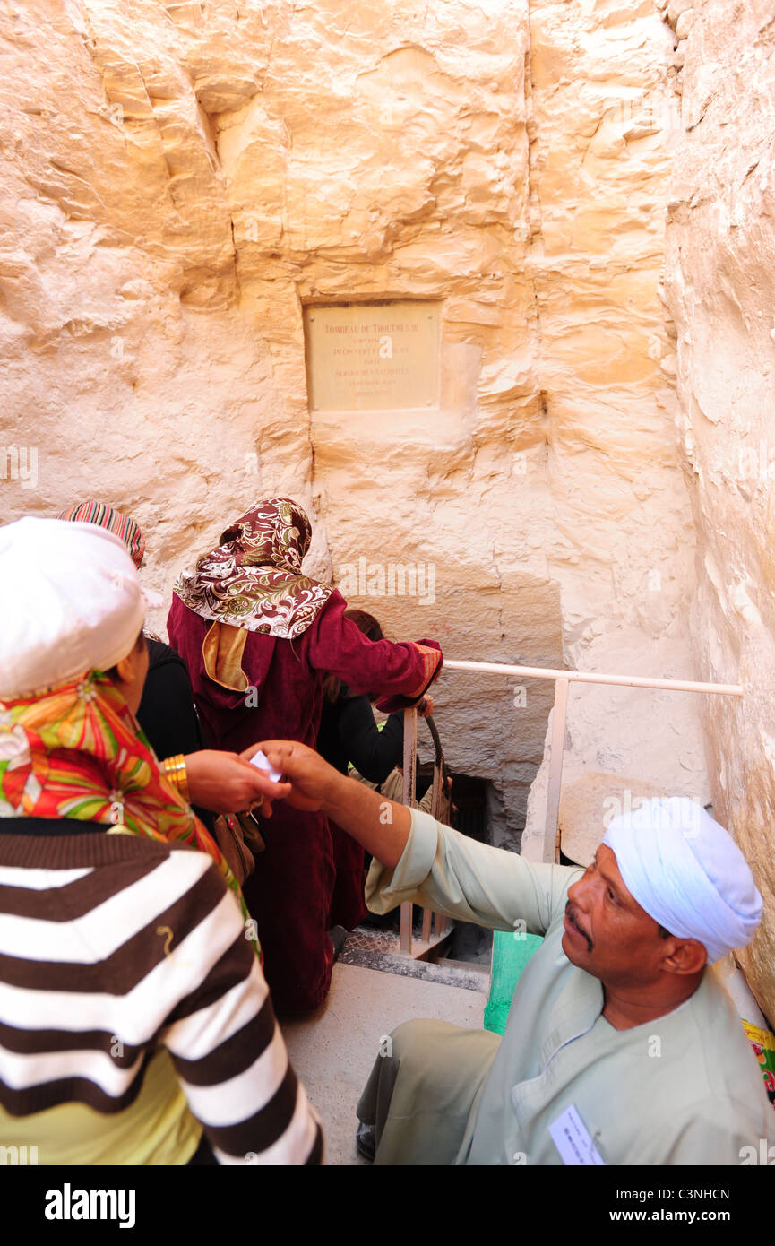 Africa Medio Oriente egiziano Egitto Valle dei Re tomba ingresso linea di turisti fino a entrare in una tomba Foto Stock
