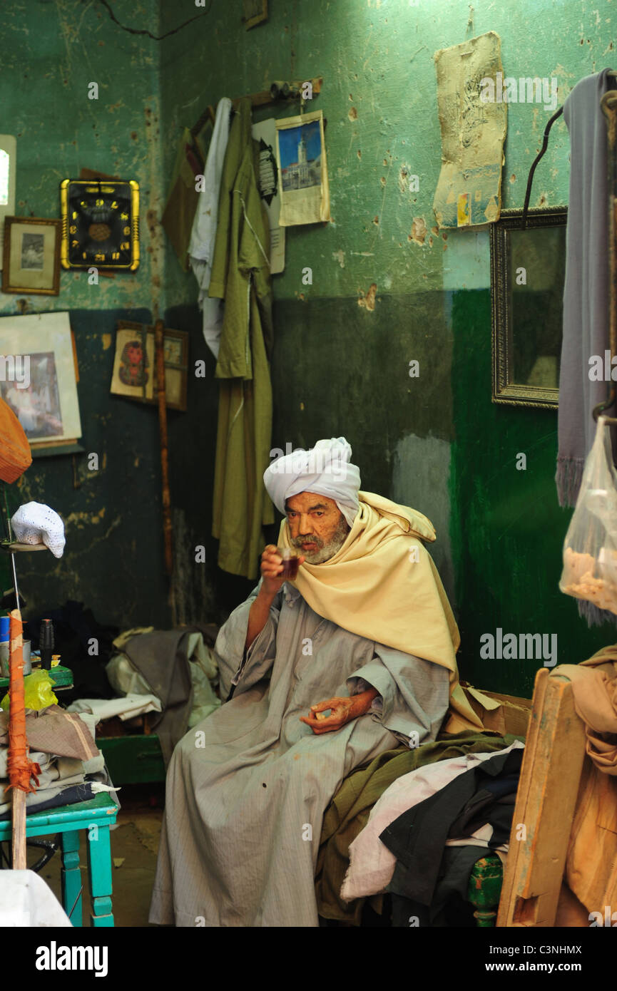 Africa Medio Oriente egiziano Egitto Luxor El Souk vicolo Mercato il cibo e lo shopping - un uomo vecchio bere il tè nella sua casa dal souk Foto Stock
